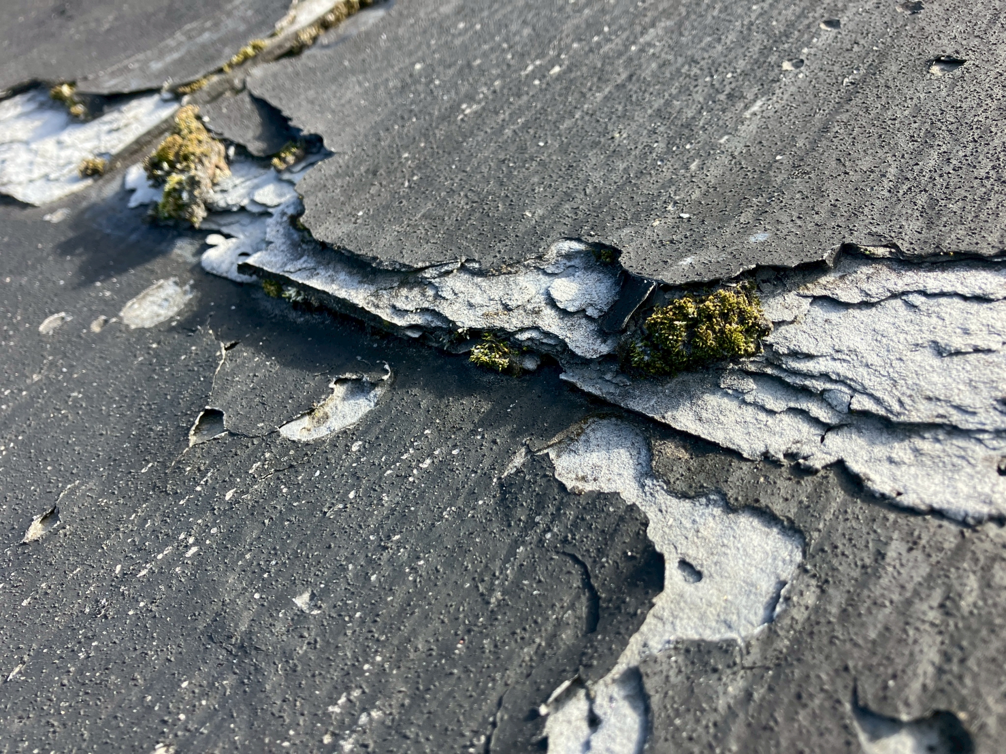 スレートが膨張し層が剥離している